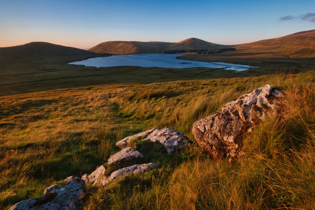 A picturesque view of cliffs in Ireland representing a new deal for Jinko Solar to provide 200MW of Tiger Neo modules for Irish power generation and distribution.